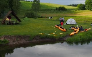 отдых туристов в кемпинге при занятиях каякингом в Бельгии